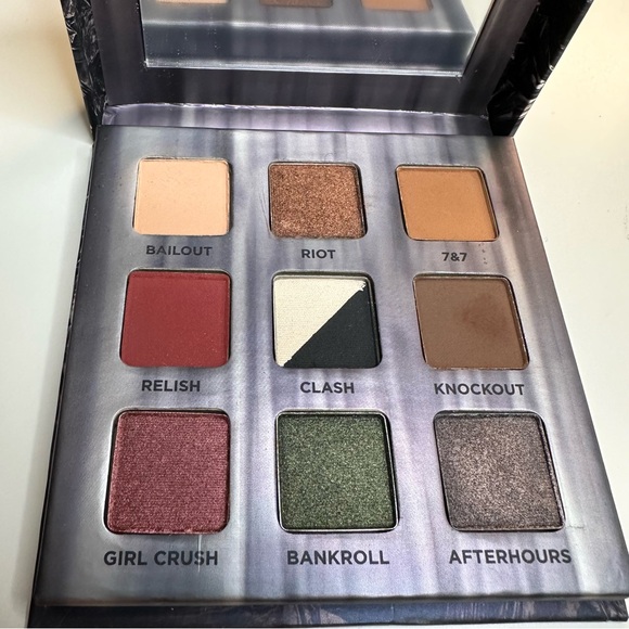 Urban Decay Troublemaker Eyeshadow Palette - Picture 11 of 14